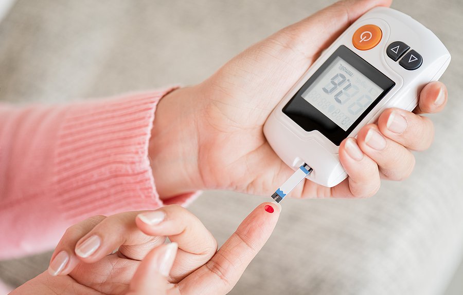 Testing your blood sugar with Sinocare blood glucometer GA-3